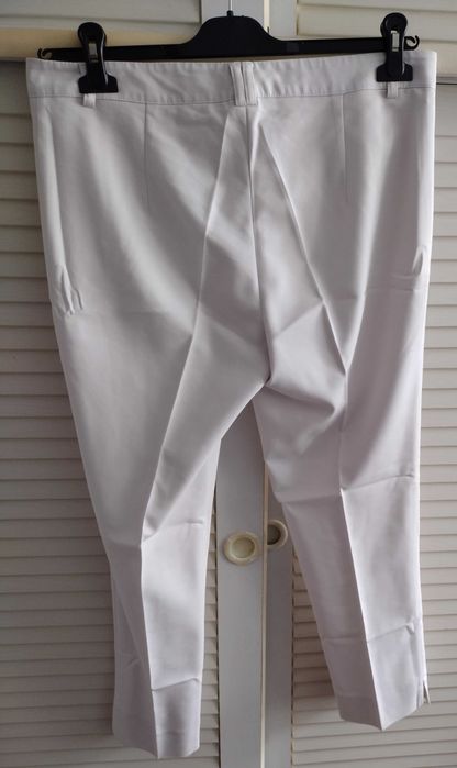 Klasyczne jasne spodnie