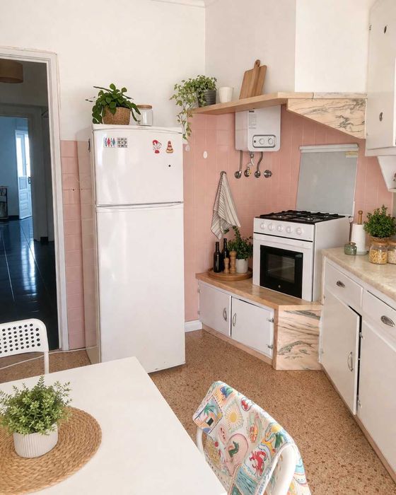 Quarto com vista para ponte 25 de abril, zona tranquila e segura.