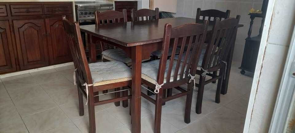 Mesa de cozinha castanho escuro