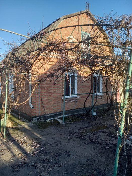 Будинок біля річки.