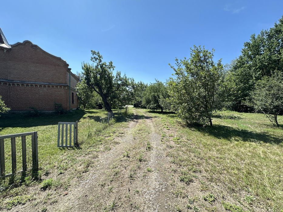 Продається ділянка 0.5 га з 3-ма окремими будинкам