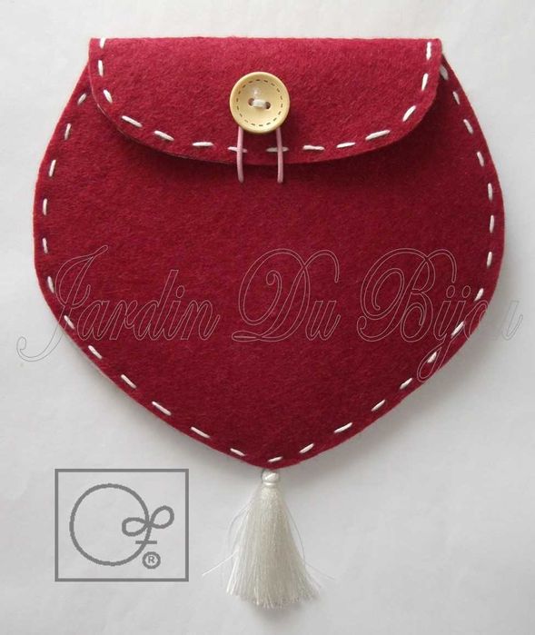 Bolsa Lírios, bordada à mão.