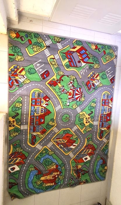 Tapete infantil com pista