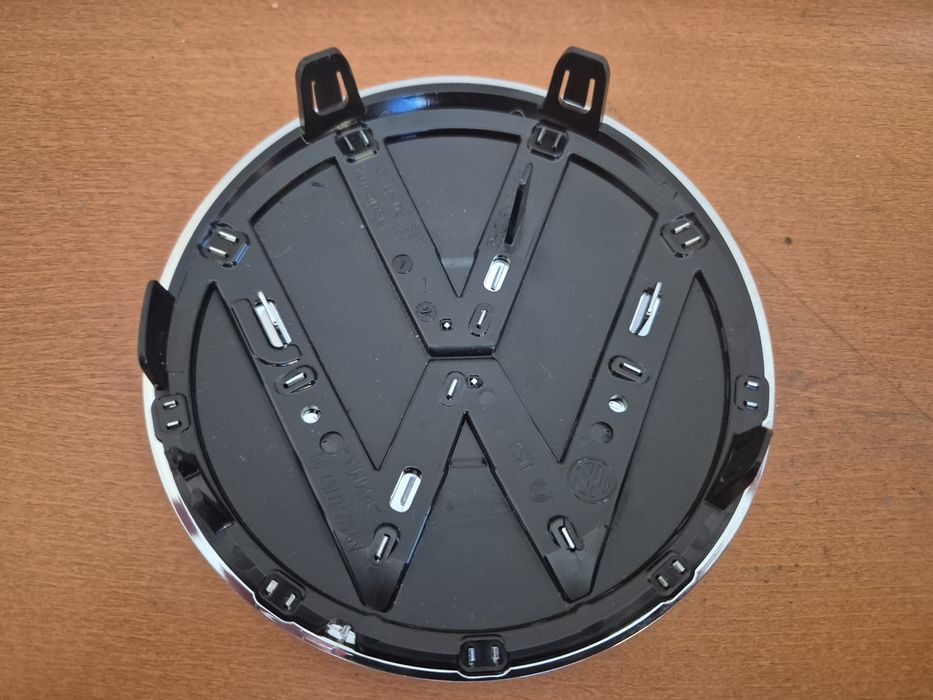 emblemat VW przód – nowy OEM – Passat / Golf / Arteon / Tiguan