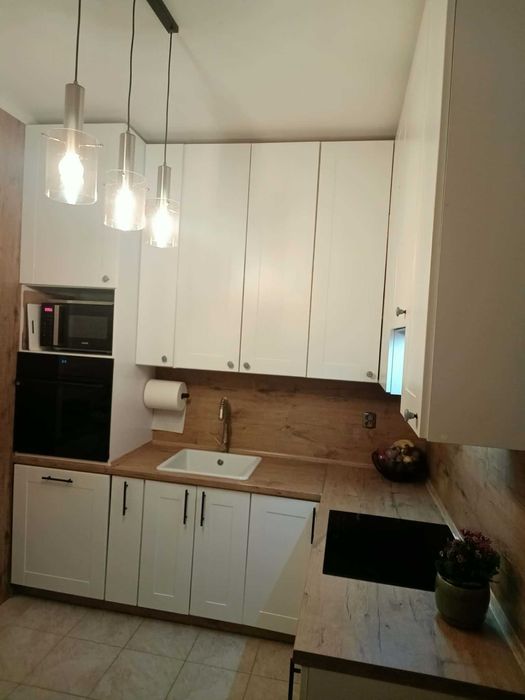 Kuchnia na wymiar – białe frezowane fronty + blat dąb