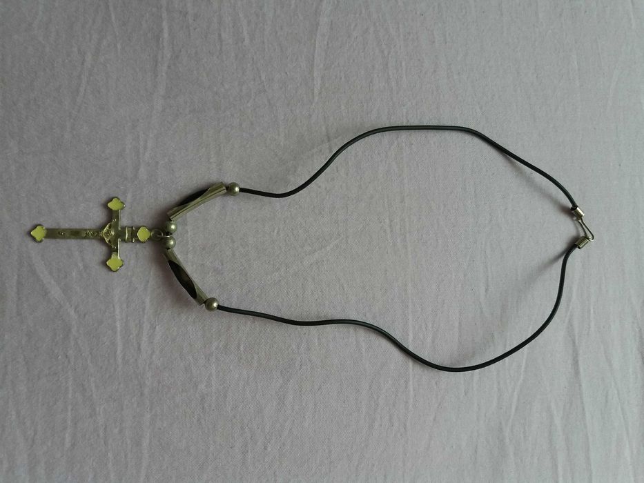 Naszyjnik rzemyk krzyż krzyżyk fluorescencyjny 51cm