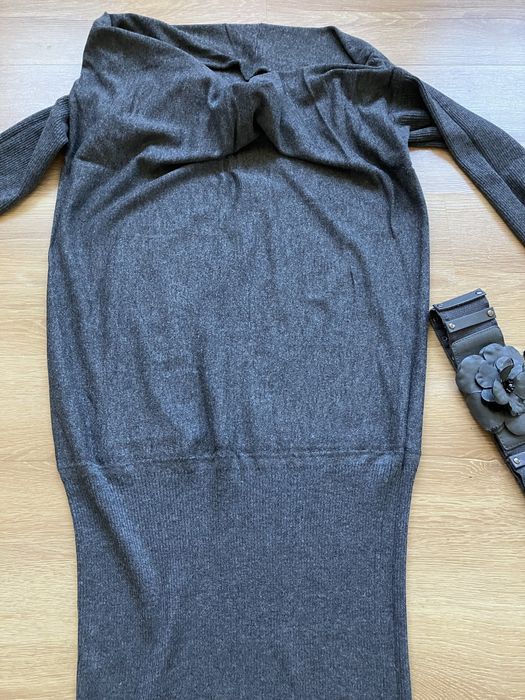 Sukienka z ozdobnym paskiem