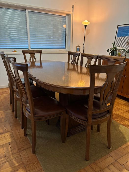 Mesa de jantar com oito cadeiras