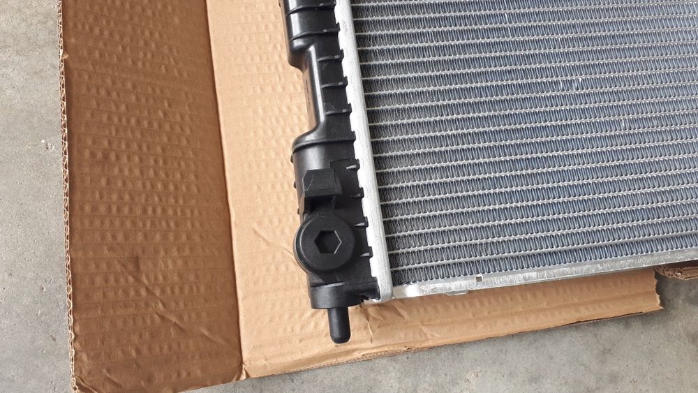 Radiadores novos de refrigeração do motor Opel Corsa-A 1.5 D e 1.5 TD