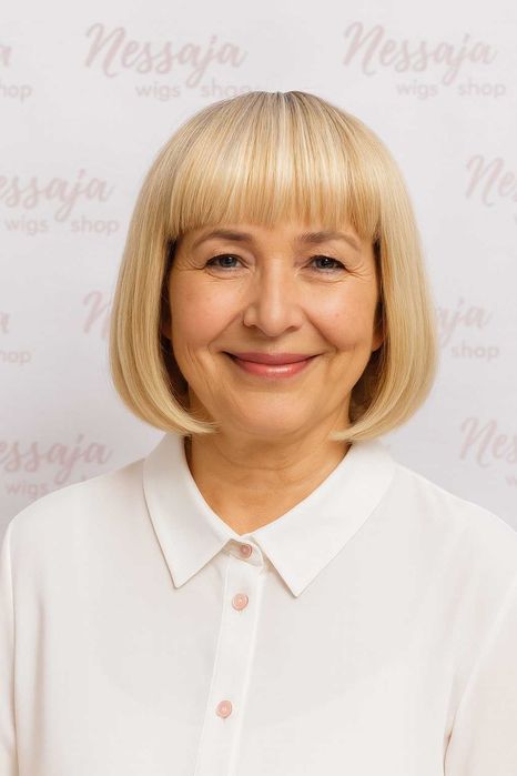 Peruka syntetyczna bob z grzywką blond z odrostem.