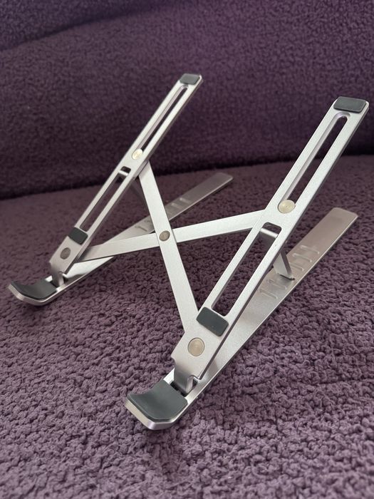 Aluminowa podstawka pod laptopa