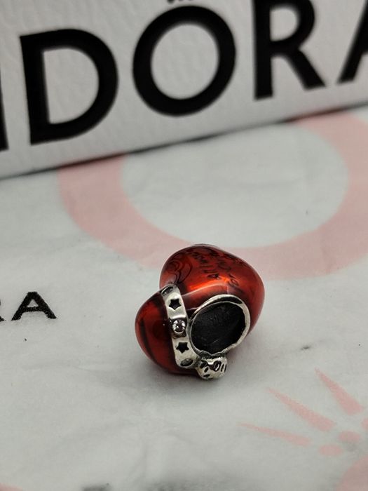 Conta coração com gorro da Pandora