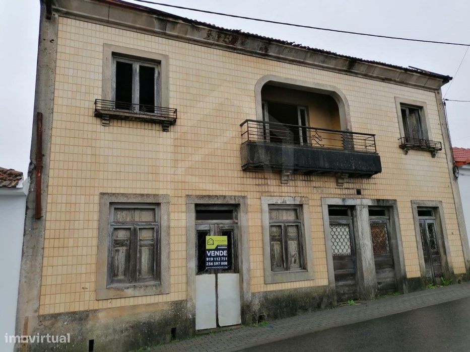 Villa for Restoration + Urban Land in Paços de Brandão, Santa M...