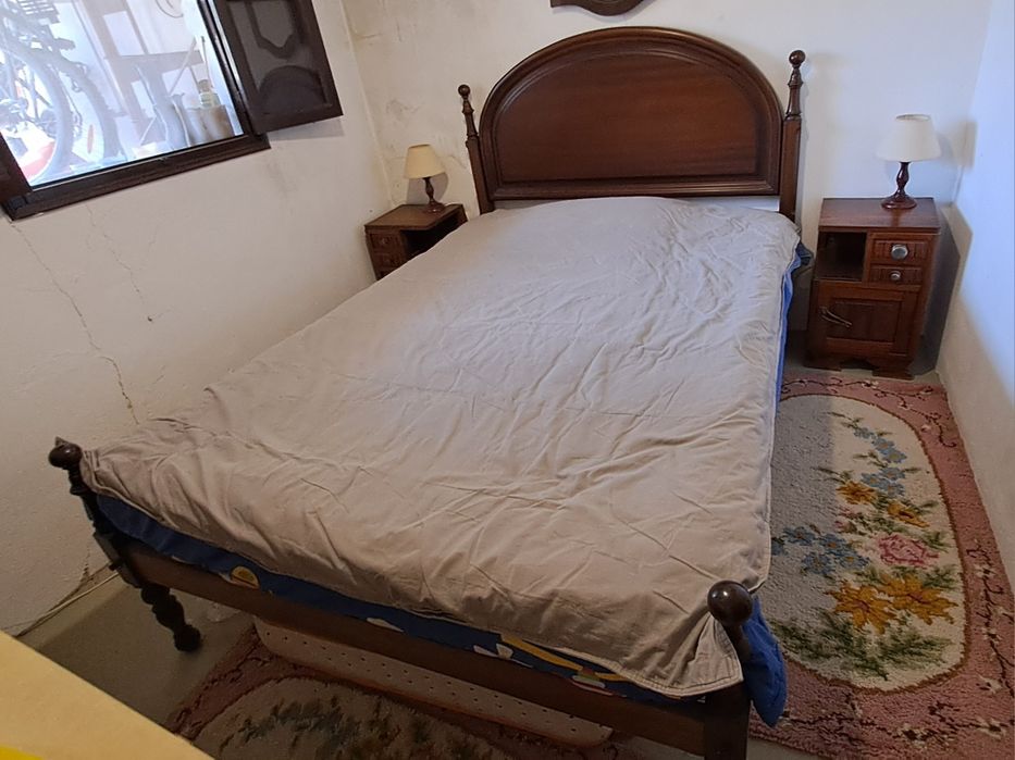 Cama de Madeira Maciça com 1  Mesa Cabeceira, Colchão e Estrado