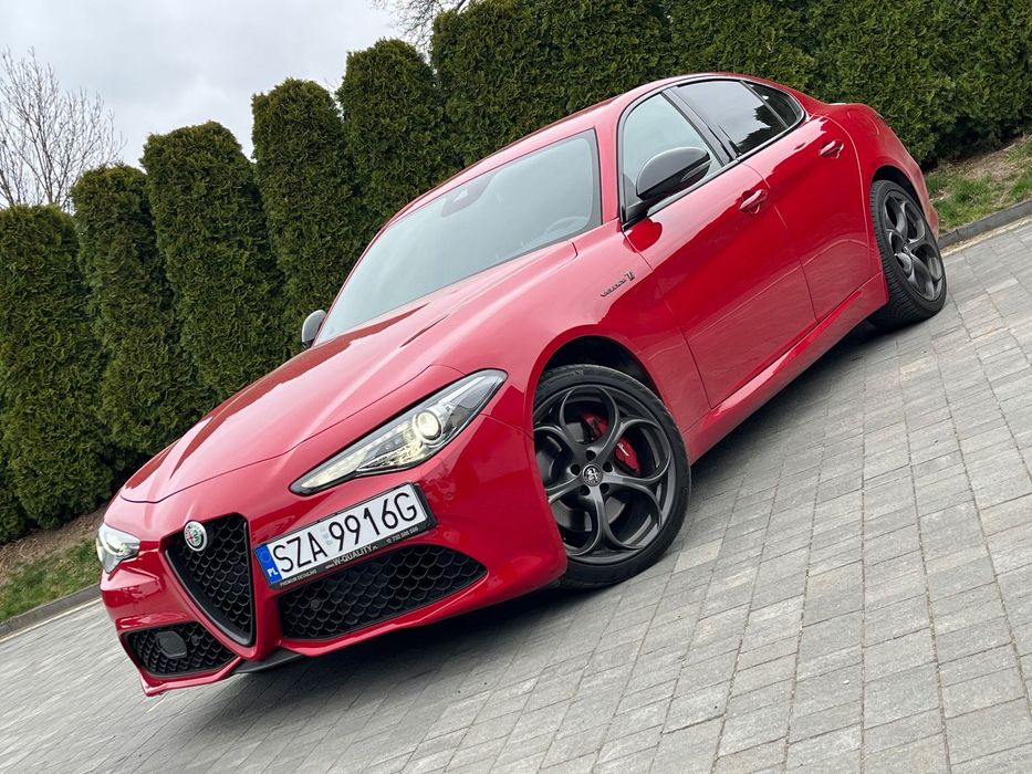 Alfa Romeo Giulia alufelgi 19, alcantara, czarna podsufitka, kamera, el, fotele, automat