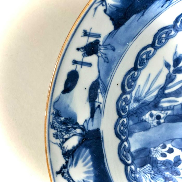 Prato de porcelana chinesa antiga, c. 1720, período Kangxi, com pavão