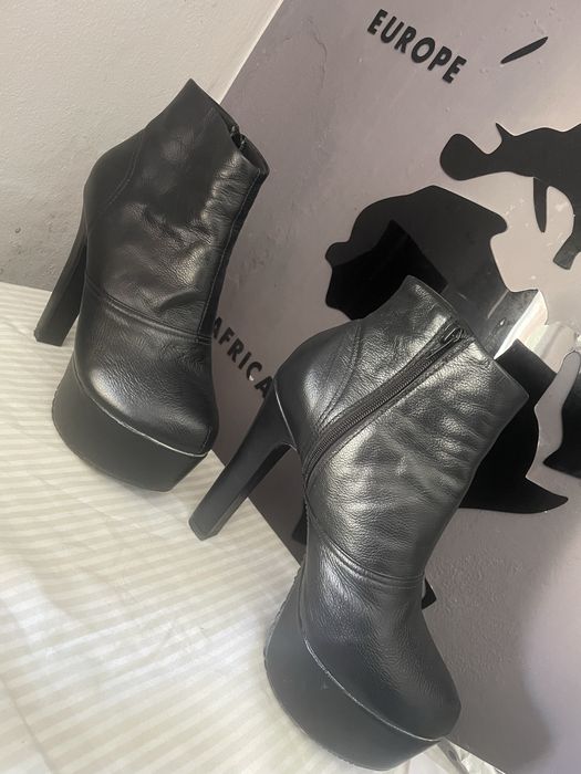 Bota de couro preto estilo joelma calypso