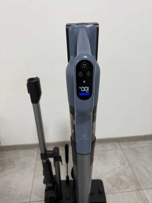 Миючий акумуляторний пилосос Electrolux EW82U2DB