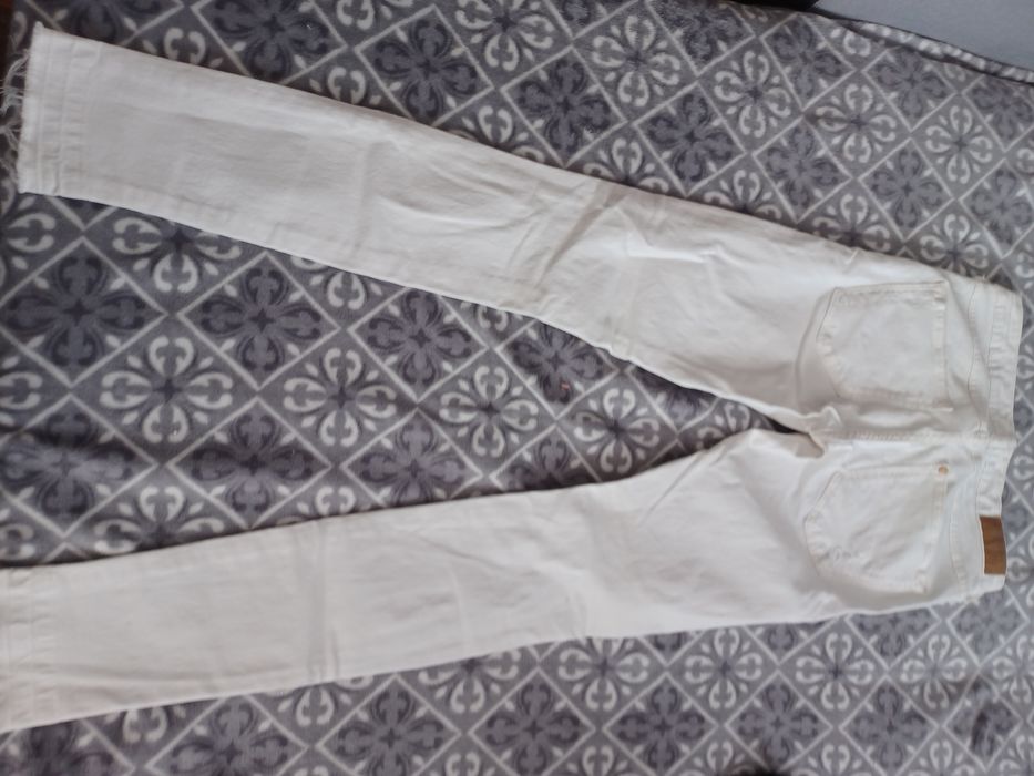 Białe jeansy spodnie