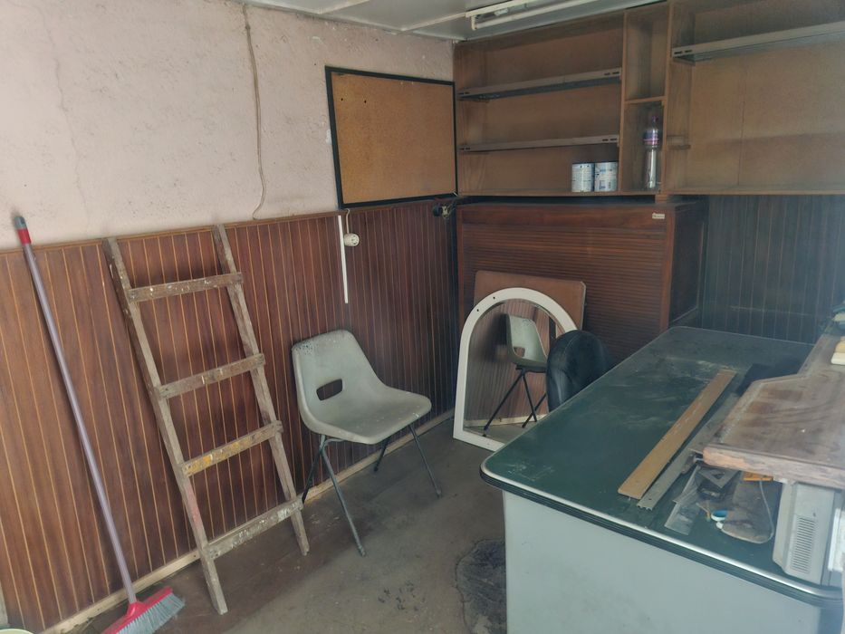 Armazém com 250 m2  à Avenida da Boavista.