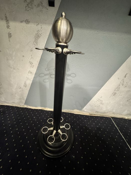 Czarny stalowy stojak na 6 kijów bilardowych