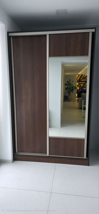 Szafa przesuwna z lustrem