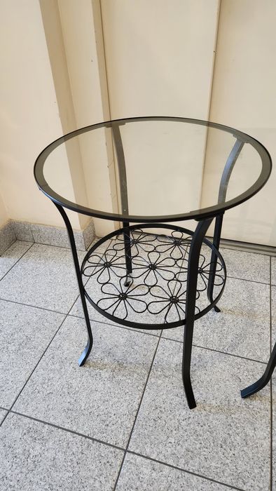 Mesas em metal e vidro