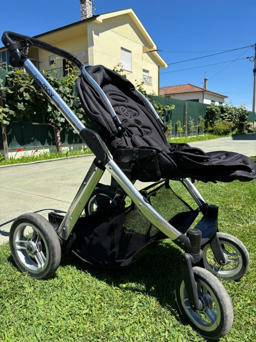 Carrinho com cadeiras e alcofa