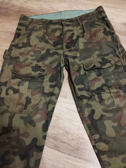 Spodnie wojskowe kieszenie przód.