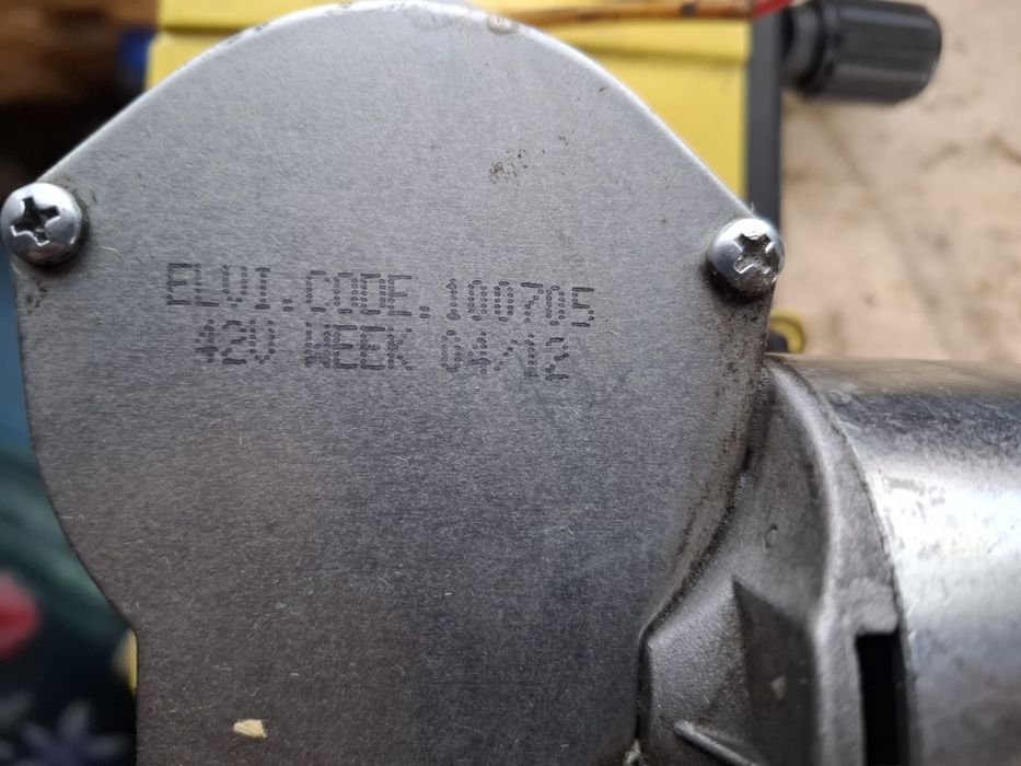 Podajnik drutu essab