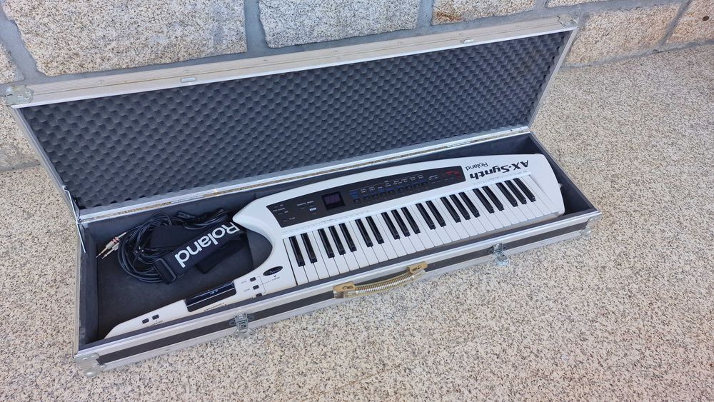 Roland Ax-Synth, Caixa e Suporte