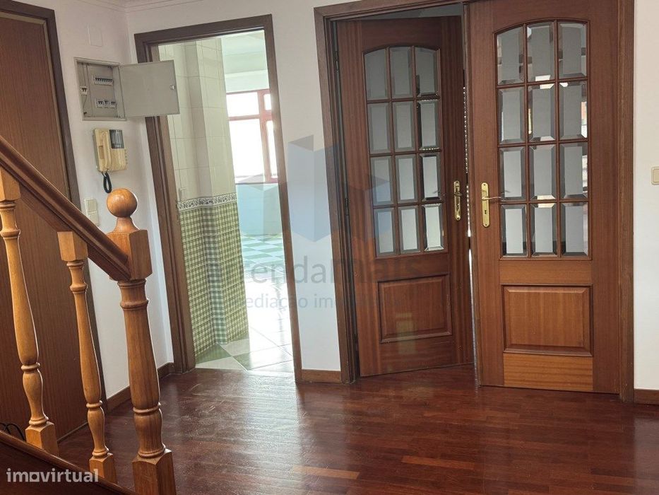 Arrenda-se excelente T3 em ultimo piso com terraço de 120m2 em Celas