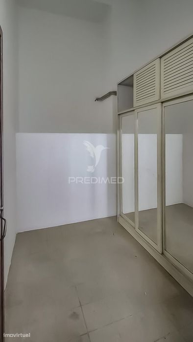 Apartamento T3 totalmente remodelado, situado na prestigiada Estrad...