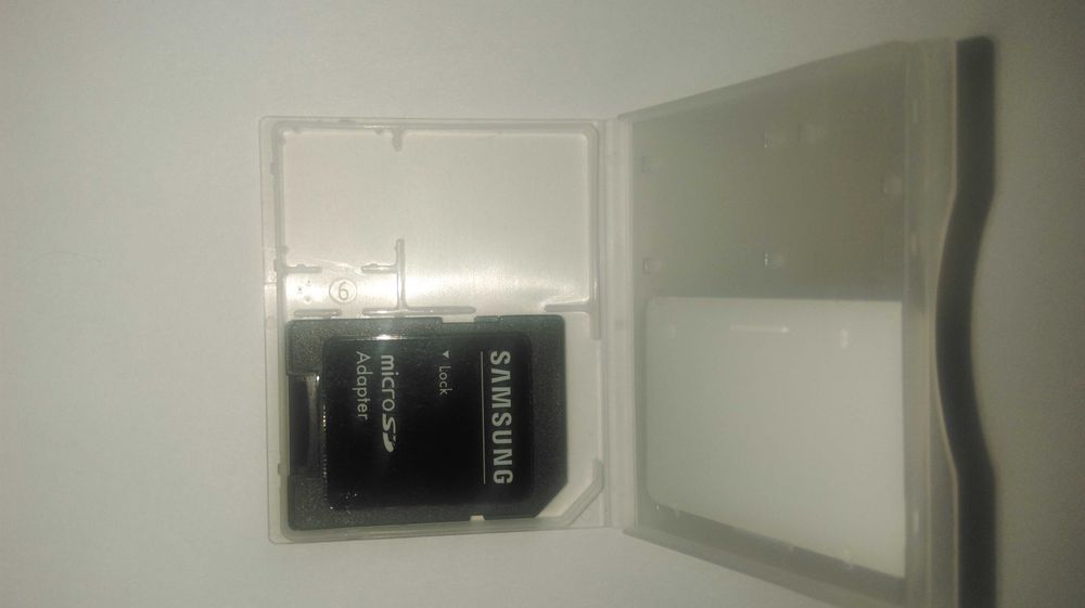 Адаптер Samsung в футляре для внешнего Micro sd накопителя.