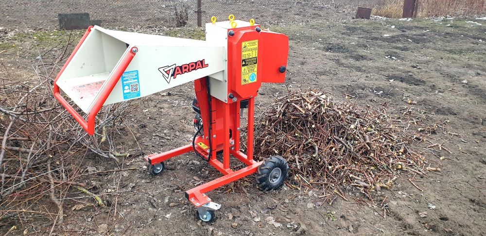 Подрібнення гілок, садових відходів, гілкоруб