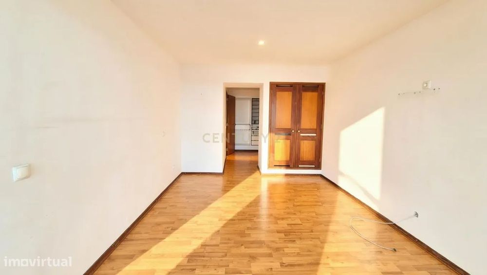 Apartamento T2 com Vista Mar em Sesimbra, Setúbal