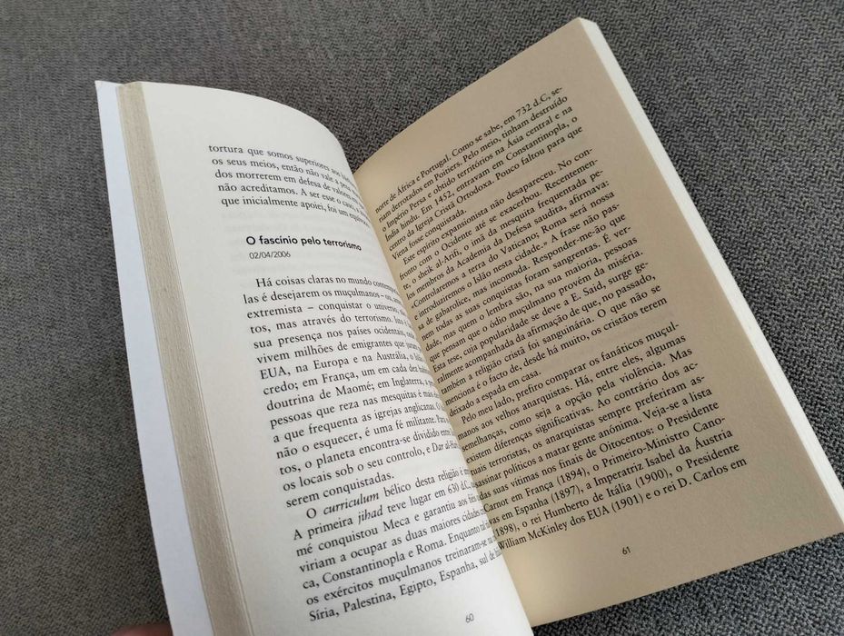 Livro "Confissões de uma liberal" de Maria Filomena Mónica