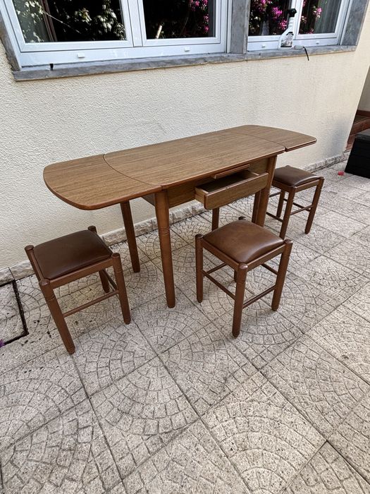 Mesa e bancos em bom estado