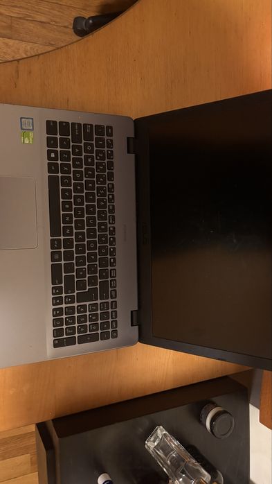 Selling Asus A542U64751135900802121