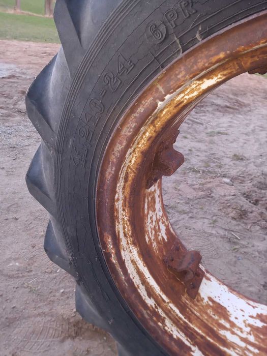 Opona rolnicza z felgą do Zetora 7045, 7245, 8145, 8045