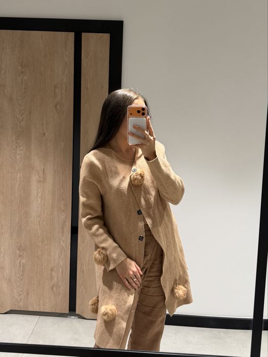 sweter kardigan zatrzaski pompony ozdobne brzoskwiniowy wiskoza