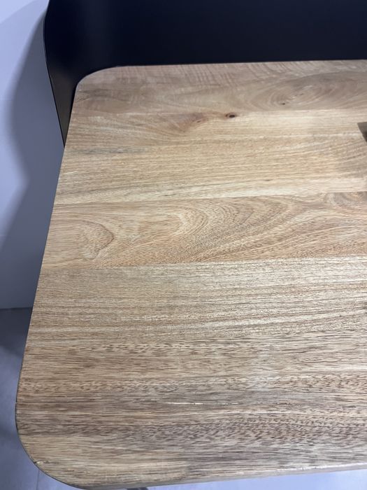 Secretária de madeira e pernas pretas