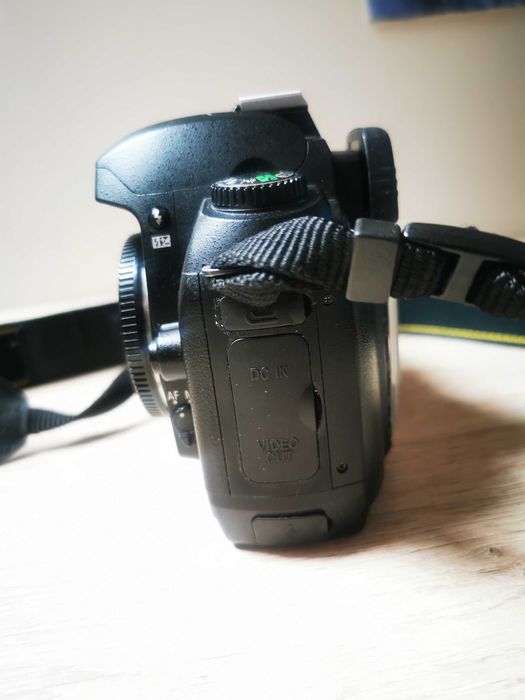 Aparat lustrzany Nikon D70s z bardzo niskim przebiegiem (12500 zdjęć)
