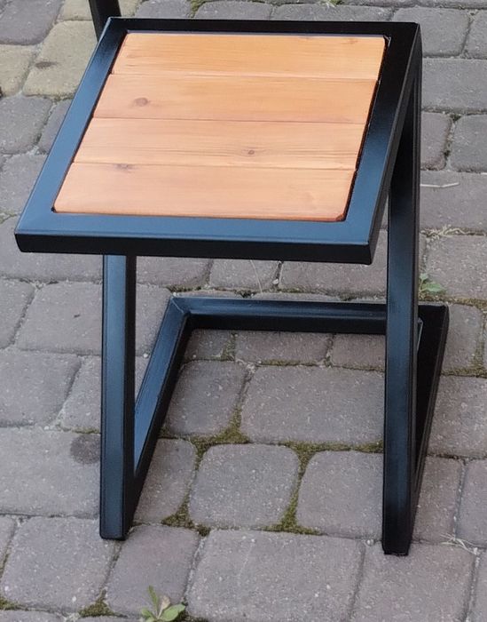 Piękny zestaw mebli ogrodowych dwie ławki i stoliki