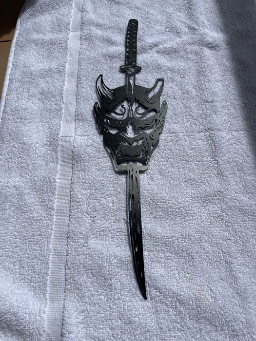 Decoração de Parede Samurai Oni com Katana – Metal
