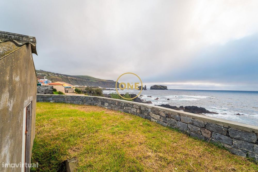 Moradia T2 nos Mosteiros — Vista Mar, Potencial Máximo e Localização I