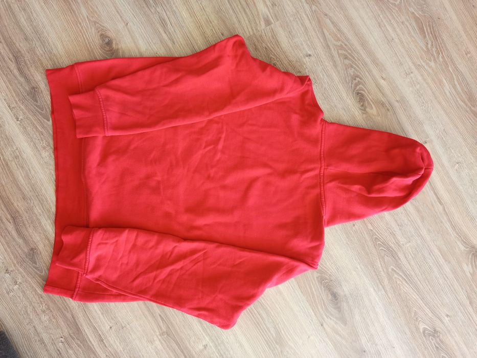 Czerwona bluza z kapturem