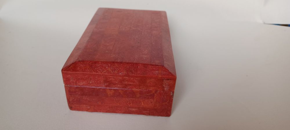 Szkatułka z korala. 13,5x8x4,5 cm.