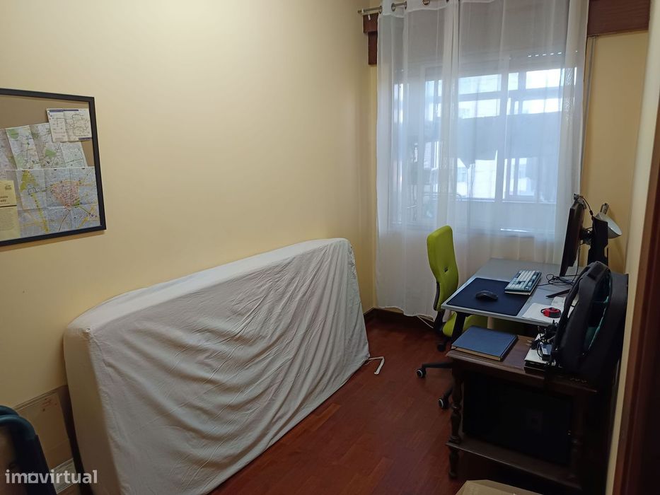 Apartamento T3 , na zona do Bonfim, com lugar de garagem e elevador.
