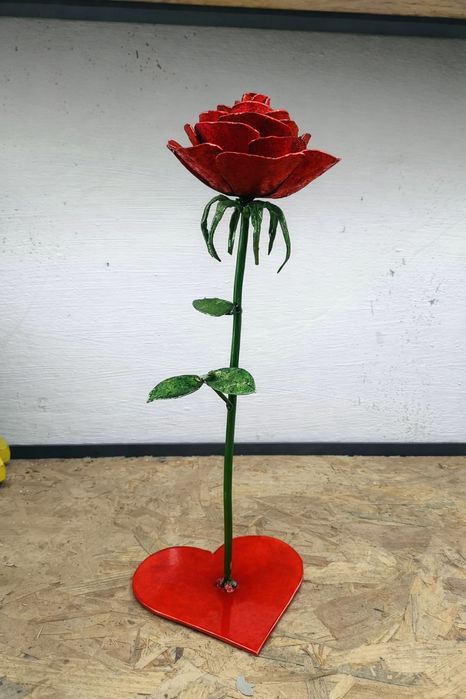 Róża z metalu idealna na walentynki
